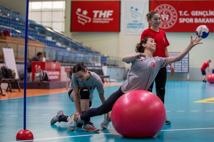 A Milli Kadın Hentbol Takımı 'Dünya' hazırlıklarını sürdürüyor.